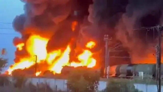 train fire-gE9skSxY6D.webp