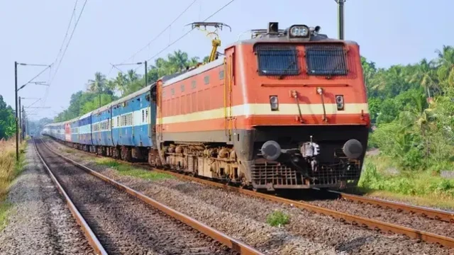 train kerala-M9b2GhnIdJ.webp